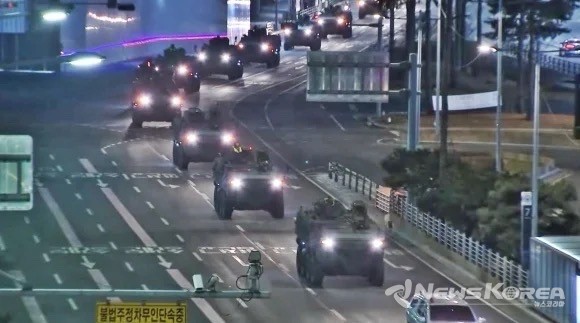 계엄군이 서울 도심으로 진입하고 있다. @뉴스코리아 공동취재단