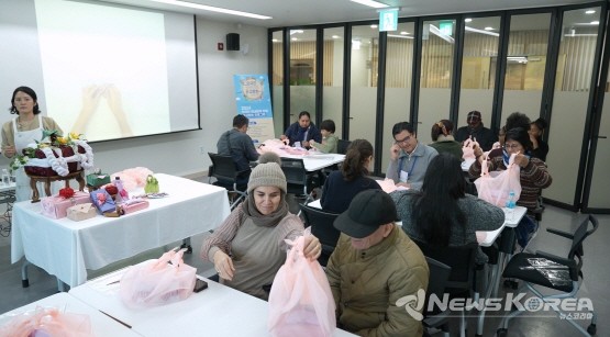 프로그램 참여자들이 보자기만들기 활동을 진행하고 있다. @한국유교문화진흥원