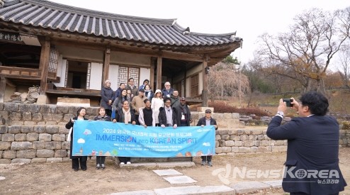 프로그램 참여자들이 논산 명재고택 사랑채 앞에서 기념촬영을 하고 있다. @한국유교문화진흥원
