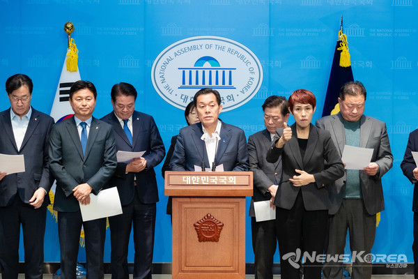 이재준 시장이 4일 국회 정론관에서 열린 더불어민주당 기초단체장협의회 긴급 기자회견에서 발언하고 있다. @뉴스코리아 김성덕 기자