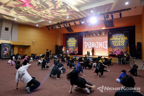 ▲10대~80대 다양한 연령대의 참여자들이 도봉구청 브레이킹 실업팀 선수단의 시범을 따라 하고 있다(2024. 11. 28. 도봉구청 선인봉홀) @도봉구