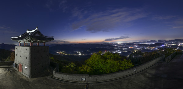 대상을 수상한 석기철 씨의 '산성의 아침맞이' @천안시