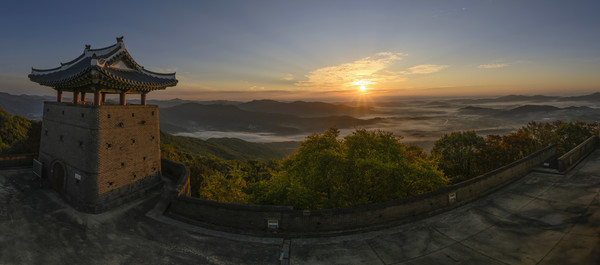 대상을 수상한 석기철 씨의 '산성의 아침맞이' @천안시