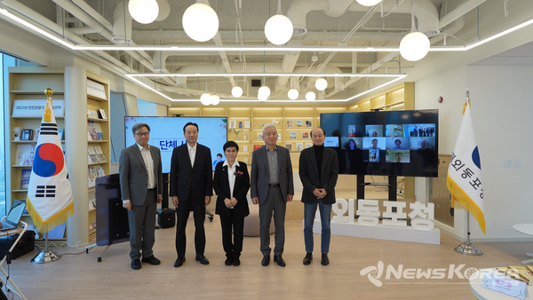 재외동포 문학상 시상식 사진(왼쪽부터 김민철 교류협력국장, 변철환 재외동포청차장, 이지영 수필.수기 우수상 수상자, 이상덕 재외동포청장, 구효서 작가) @재외동포청