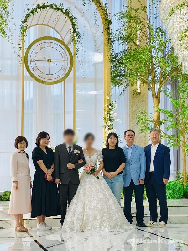 8월 행복웨딩데이 진행 - 좌측부터 천안시다문화가족지원센터 윤연한 센터장, 천안시 여성가족과 박경미 과장, 신랑, 신부, 여성가족과 김정화 주무관, 김규식 팀장, 베리컨벤션 윤용원 회장 @천안시다문화가족지원센터