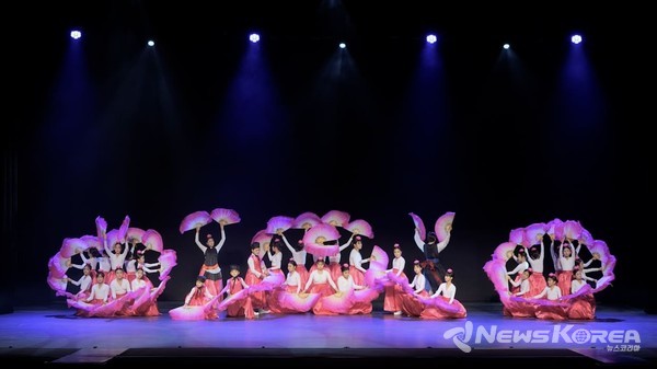 2024 꿈의 무용단 단원들이 지난 11월 24일 성환문화회관 대공연장에서 그동안 배운 춤을 선보이는 정기공연을 진행하고 있다. @천안문화재단