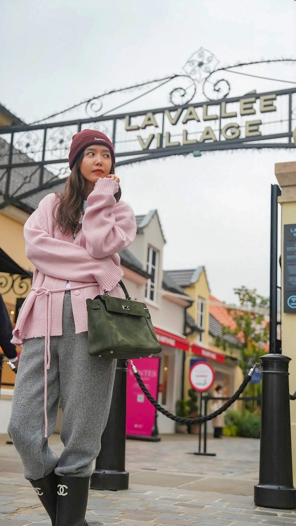 파리 샹파뉴 지역에 위치한 '라발레 빌리지'에서 프렌치 시크한 무드를 즐기는 비스터 컬렉션 앰버서더 채정안      @The Bicester Collection