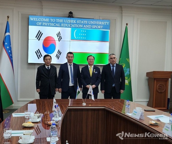 ▲훈장수상 기념사진(사진 왼쪽부터 박윤국 전 포천시장, 라시드 우즈베키스탄 국립체육대학 총장, 백문종  우즈베키스탄 국립체육대학 부총장) @뉴스코리아 신현권 특파원