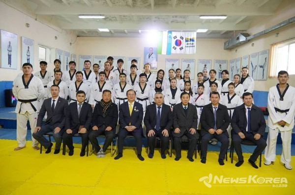 ▲훈장 수상후 제자들과 단체 기념사진 @뉴스코리아 신현권 특파원