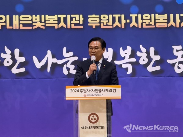 김석필 천안시 부시장이 자원봉사자들의 노고를 격려하고 있다.. @아우내은빛복지관