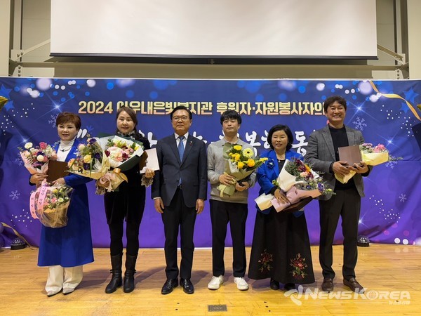 김석필 천안시 부시장이 수상자들과 기념촬영을 하고 있다. @아우내은빛복지관