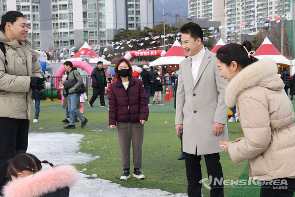 ▲오언석 도봉구청장이 도봉구 무료 눈썰매장을 찾아 반갑게 주민들과 인사하고 있다(2024. 2. 13. 성균관대 야구장 부지) @도봉구
