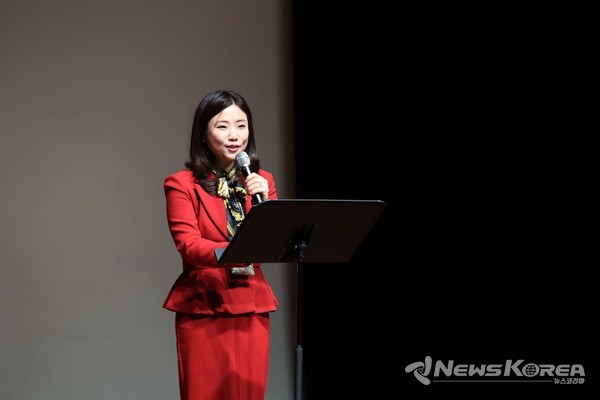 전나형 글로벌국장이 평화 토크콘서트에서 인사말을 하고 있다. @IWPG