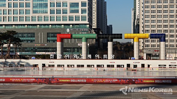 종합운동장 오륜문광장에 설치된 야외스케이트장. @천안도시공사