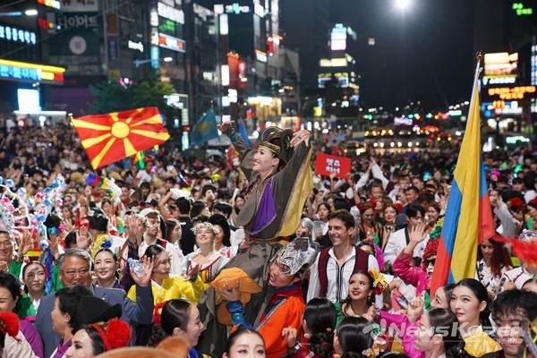 천안 흥타령 춤축제 2024에서 해외·국내 47팀, 1,900여 명 참여…K-팝 댄스, 전통춤 등 춤과 퍼포먼스의 거리댄스 퍼레이드가 열렸다. @천안시