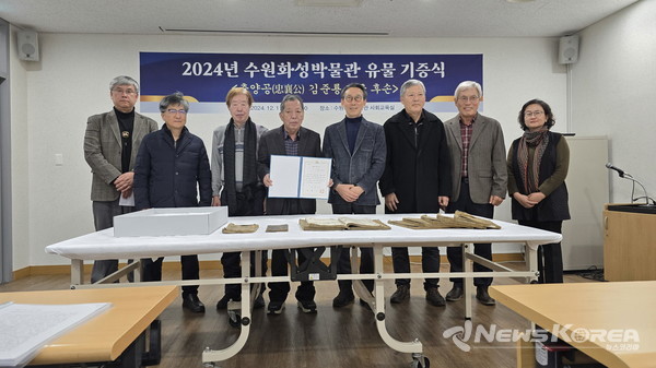 김준룡 장군 후손과 수원화성박물관 관계자가 기증식 후 기념촬영을 하고 있다. @수원시