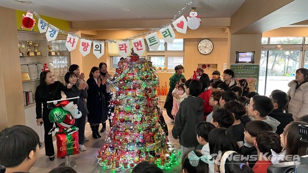 창경초등학교 학생들이 ‘사랑의 라면 트리’에 불을 밝히고 있다. @도봉구