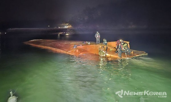 30일 충남 서산시 팔봉면 고파도 인근 해상에서 83t급 차도선이 전복돼 해경이 실종자 수색 작업을 벌이고 있다. @태안해양경찰서