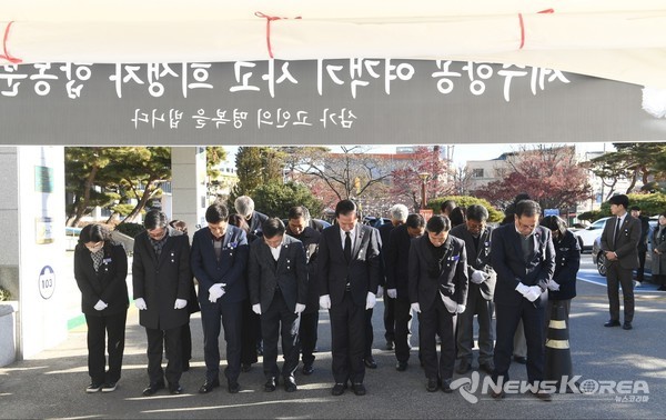 구인모 거창군수를 비롯한 거창군 공무원들이 희생자들을 추모하고 있다. @화순군