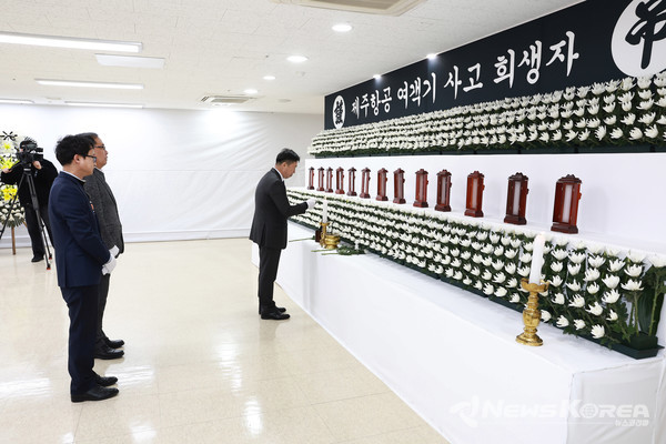 이병철 거창부군수가 지난 30일 화순군 합동분향소를 방문하여 조문하고 있다. @화순군