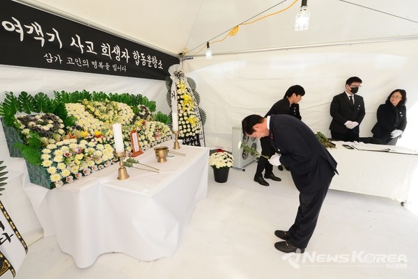 구인모 거창군수를 비롯한 거창군 공무원들이 희생자들을 추모하고 있다. @화순군