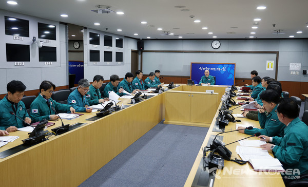 김기영 충청남도 행정부지사가 재난안전대책본부 회의를 주재하고 있다. @충청남도