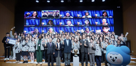 6일 경기도 성남시 코이카 본부에서 개최한 코이카 글로벌 서포터스 위코(WeKO) 6기 성과공유회 ‘2030 Global ODA Awards’에서 참가자들이 단체 기념사진 촬영을 하고 있다. @코이카