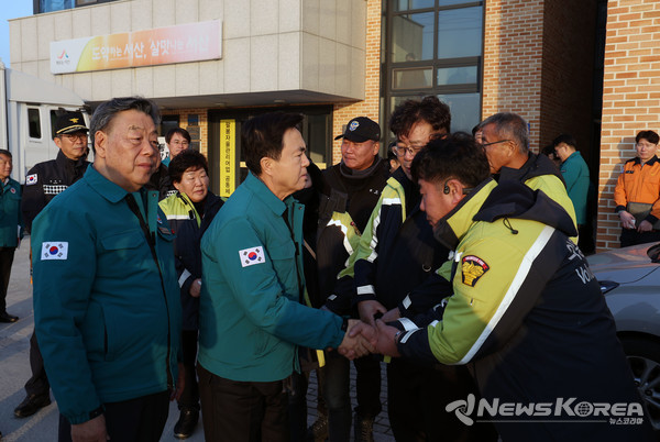 김태흠 충청남도지사가 서해호 전복 사고 현장을 방문해서 관계자들을 격려하고 있다. @충청남도