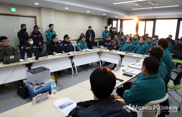 김태흠 충남도지사가 서해호 전복 사고 종합상황실이 마련된 서산시 팔봉면 구도항 어민회관을 방문했다. @충청남도