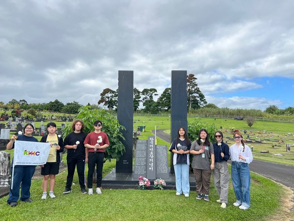한국-하와이 청소년 역사클럽(KHHC) 회원들이 하와이 빅 아일랜드에 위치한 한국 이민조상기념비를 방문했다. @한국-하와이 청소년 역사클럽(KHHC) 
