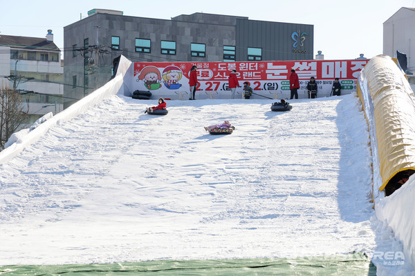 도봉구 눈썰매장을 찾은 아이들이 즐겁게 눈썰매를 타고 있다. @도봉구