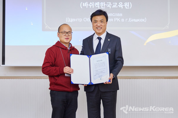 선서하는 연수생 황바채슬랍(키르키즈스탄) @재외동포청