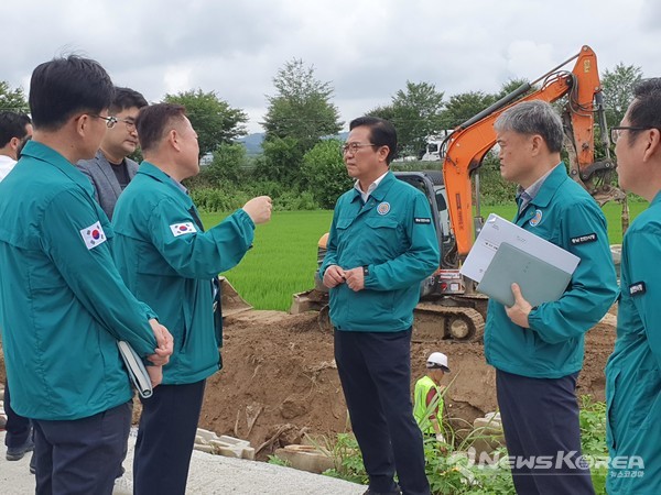김석필 천안시 부시장이 지난해 7월 19일 집중호우 피해 현장과 응급복구현장을 찾아 피해현황을 점검하고 신속한 복구 조치를 지시했다. @천안시