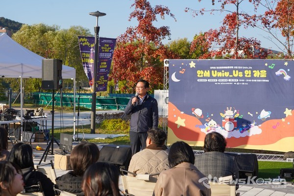 김석필 천안시 부시장이 지난해 11월 6일 안서동 천호지 청춘광장에서 열린 ‘안서유니브시티 플로킹 환경정비 행사’에 참석했다. @천안시