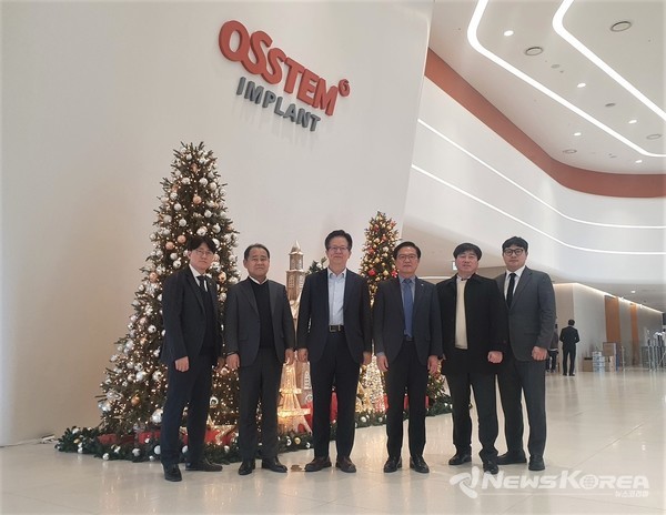 김석필 천안시 부시장이 대통령 공약사업인 국립치의학 연구원 천안 설립을 위해 오스템임플란트(주)를 방문했다.  @천안시