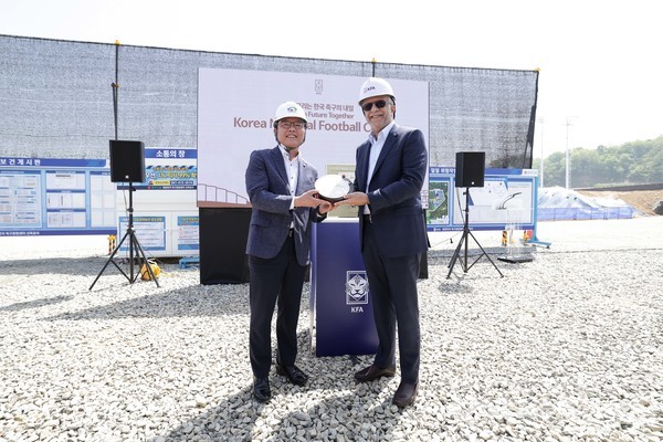 천안시 부시장과 셰이크 살만 빈 에브라힘 알 칼리파 아시아축구연맹(AFC) 회장이 지난해 4월 27일 천안 대한민국 축구종합센터 조성 공사현장을 방문했다. @천안시