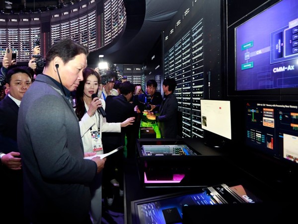 최태원 SK그룹 회장이 현지시간 8일 미국 라스베이거스에 마련된 'CES 2025' SK 전시 부스를 둘러보고 있다. @SK그룹