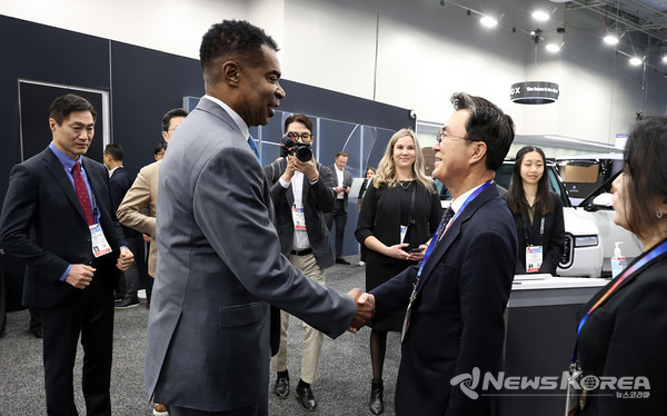 김태흠 충청남도지사가 반 홀 코닝정밀소재 사장, 조일교 아산시장 권한대행과 투자양해각서(MOU)를 체결했다. @충청남도