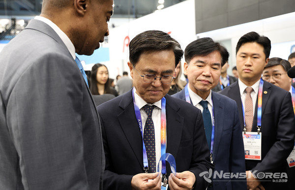 김태흠 충청남도지사가 반 홀 코닝정밀소재 사장의 안내로 코닝의 CES 프라이빗 부스를 방문했다. @충청남도