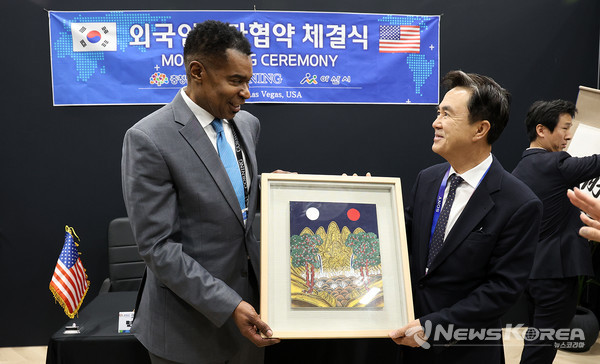 김태흠 충청남도지사가 반 홀 코닝정밀소재 사장이 선물을 교환하고 있다. 충청남도