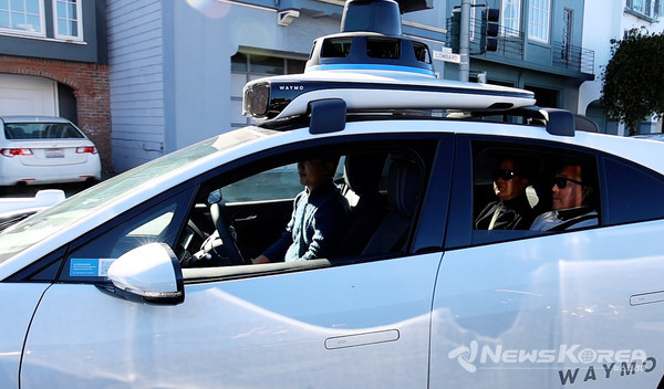 김태흠 충남도지사가 구글의 무인 자율주행 로보택시인 ‘웨이모’ 탑승 체험을 가졌다. @충청남도