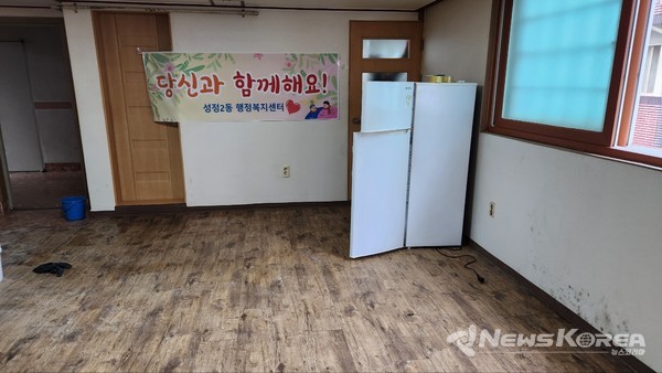 성정2동이 은둔형 청년이 거주했던 주거지의 쓰레기와 생활오염물을 모두 제거했다. @천안시