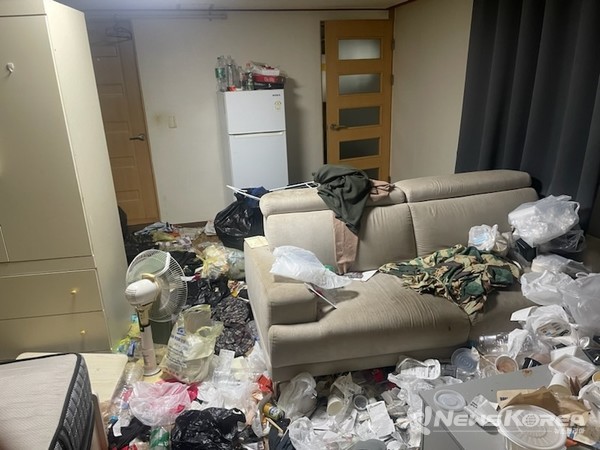 천안시 성정2동에 쓰레기와 함께 방치돼 있던 은둔형 청년이 구조됐다. @천안시