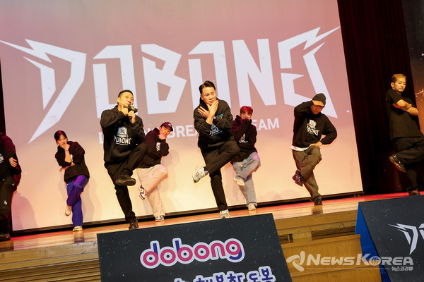 오언석 도봉구청장(가운데)이 도봉구청 브레이킹 실업팀 선수단과 브레이킹 동작을 선보이고 있다(2024. 11. 28. 도봉구청 선인봉홀) @도봉구