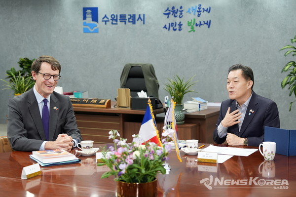이재준 수원시장과 필립 베르투 주한 프랑스 대사가 환담하고 있다. @수원시