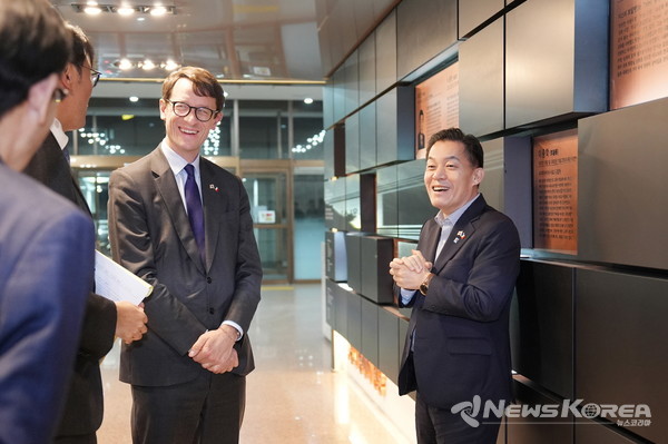 이재준 시장이 베르투 대사와 수원시청 본관 로비에서 이야기를 나누고 있다. @수원시