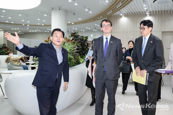 이재준 시장이 베르투 대사에게 새빛민원실을 안내하고 있다. @수원시