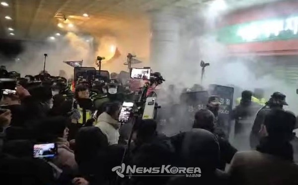 정보 불균형과 여론 조작 위험 빈도가 증가하면서, 민주주의의 근본을 위협하는 행위가 늘어나고 있다. @유튜브 캡처