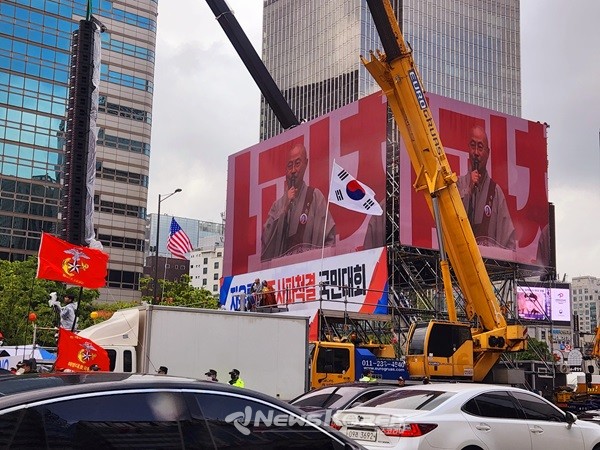 시위는 법적으로 보장된 권리지만, 점점 강경해지고 과격해지면서 법과 질서를 위협하는 사례가 많아지고 있다 230429 @뉴스코리아 허승규 기자