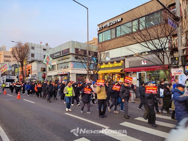 반복되는 대규모 시위로 교통 마비, 상권 피해, 소음 공해가 발생하여 시민들이 불편 감수와 어느 누군가의 삶과 생업을 망가뜨리는 상황이 늘어나고 있다. @뉴스코리아 허승규 기자